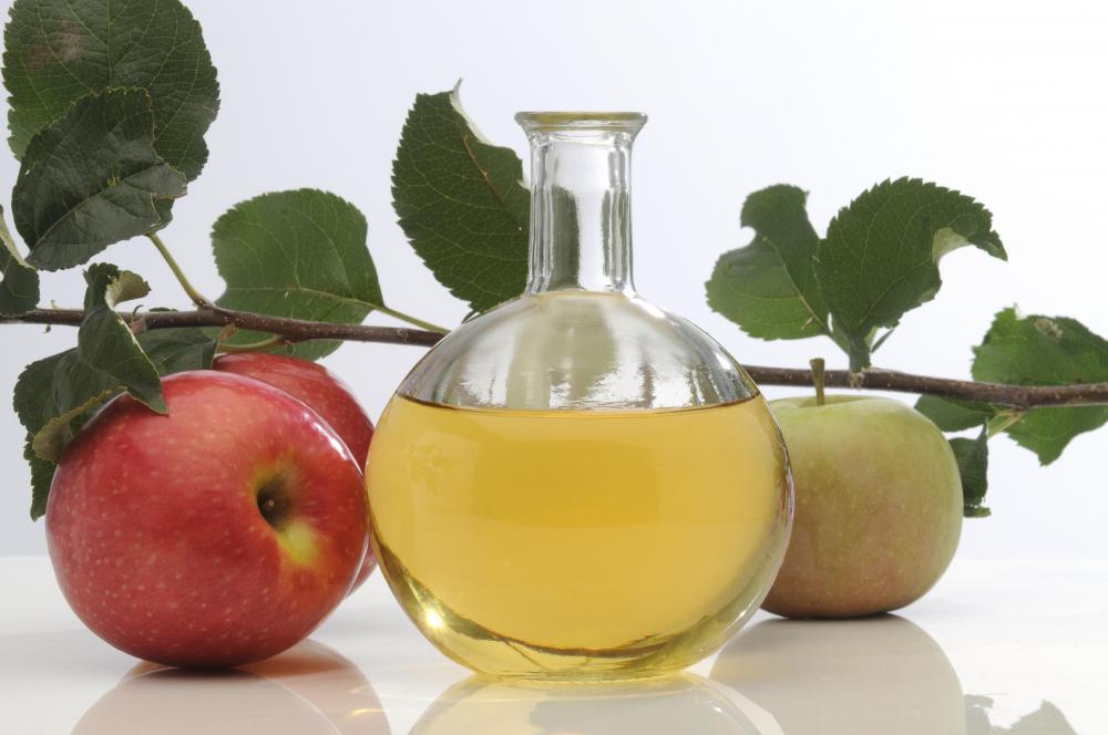 Apple cider vinegar mixed with water helps relieve a dry scalp.