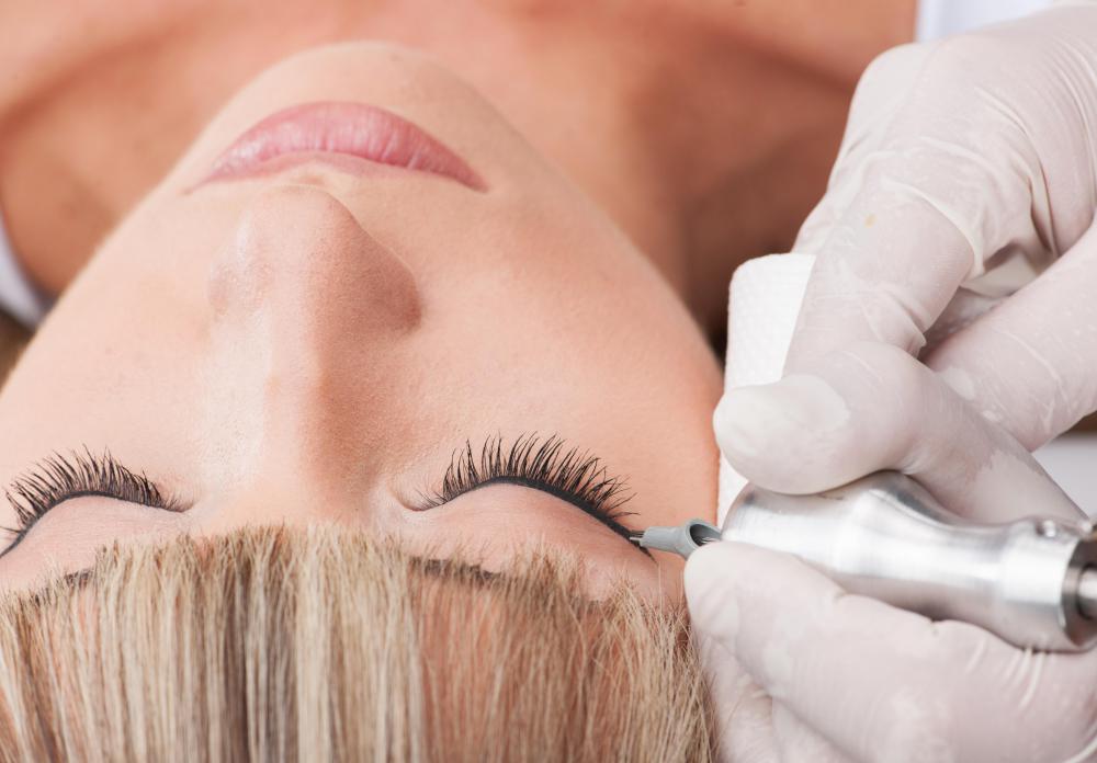 Individuals who have dry skin on their eyelids may want to consider permanent makeup tattoos instead of traditional eyeliner.