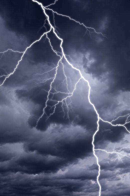 Fiberglass golf umbrellas are lightning resistant.