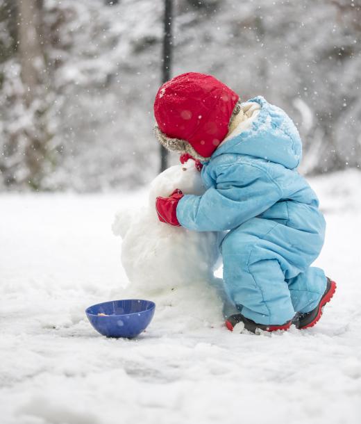 Younger children often wear mittens during the winter.