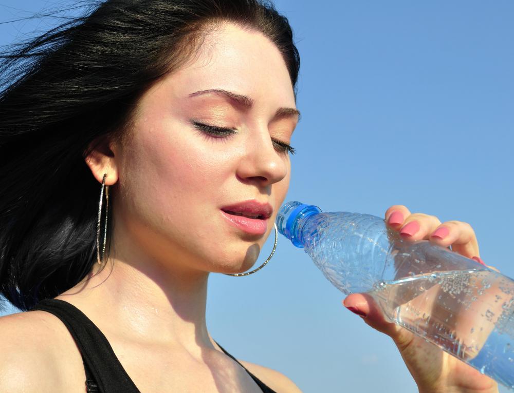 People should drink plenty of water before using a sauna for cellulite reduction.