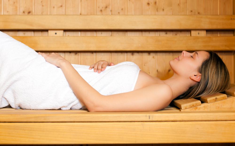Parafango is designed to mimic the effects of a sauna, causing sweating and a reduction in water retention.