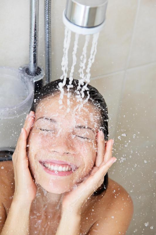People who have dry or sensitive skin should choose carefully among the numerous types of shower oil on the market.