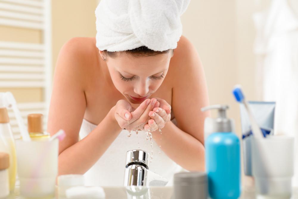People with dry skin should choose an exfoliating face soap that also hydrates the skin.