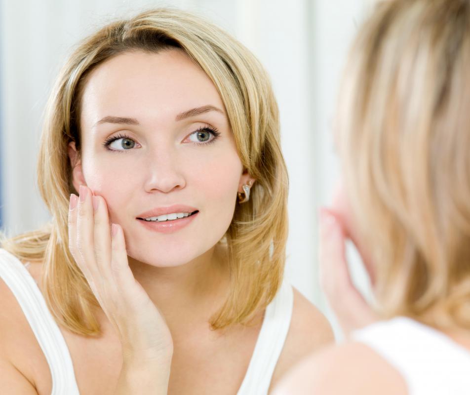 Using a lightweight mattifying powder can help the wearer achieve a shine-free complexion.