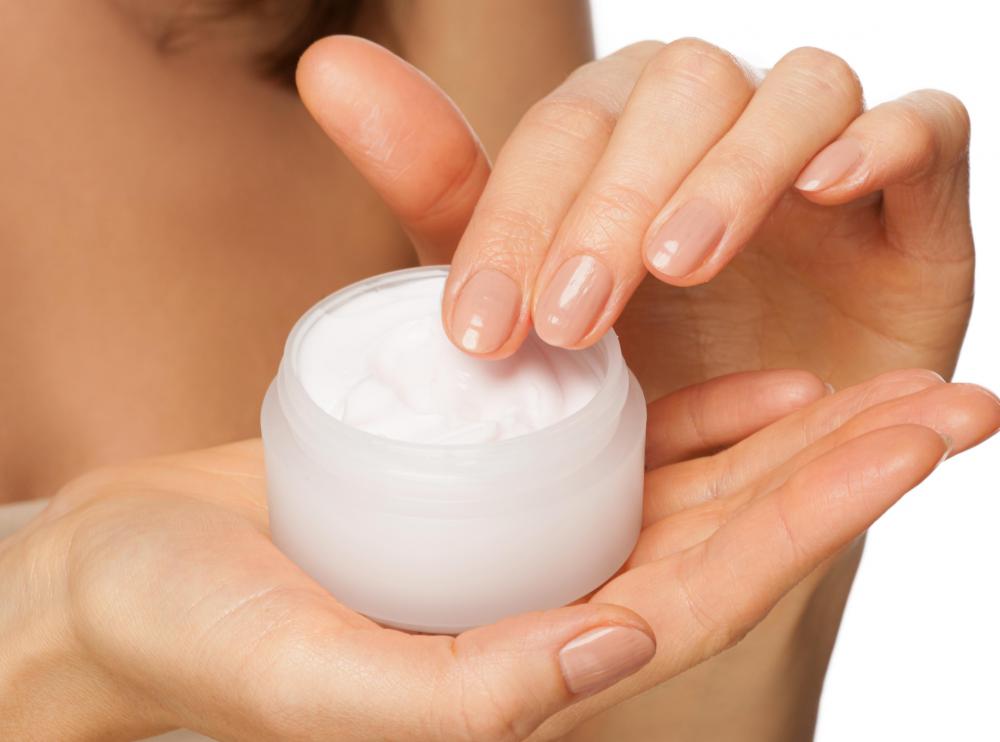 Choose a toning cream that contains moisturizing and sun-protection properties.