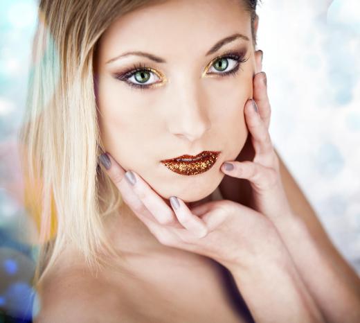 Mineral lipstick can come in a glossy version that makes the lips shine.