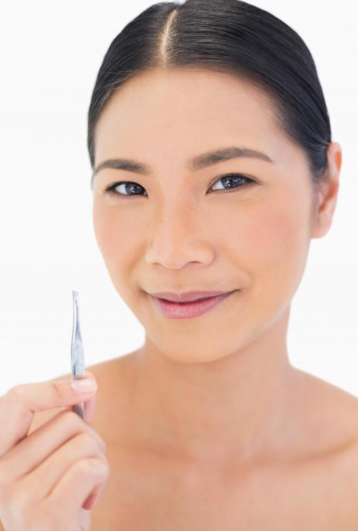 Mink eyelashes can be applied using tweezers.