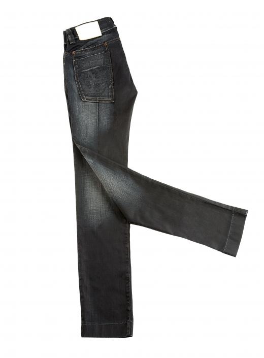 Straight legs jeans are cut so that the diameter of the leg opening is practically the same from the knee to the ankle.