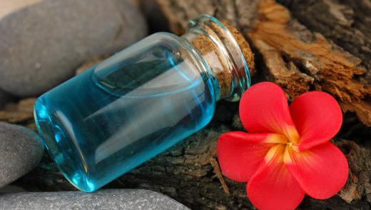 Smoothing azulene oil on the skin after using a body mitten to remove hair can soothe the skin.