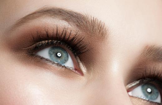 Some shimmer eyeshadows are made in neutral colors that have a pearlescent sheen.