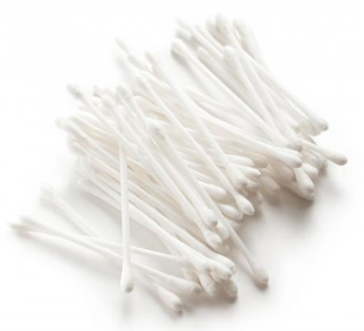 Cotton swabs can be used to apply evening primrose oil to skin.