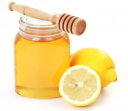 Lemon and honey can be used to make a purifying mask.