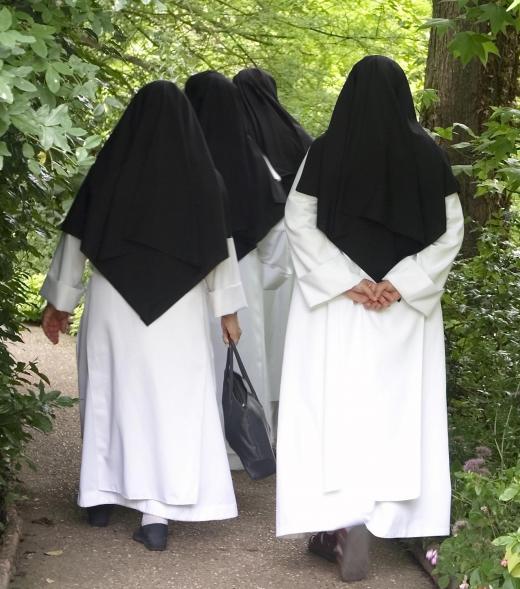 Wimples are commonly seen on nuns.