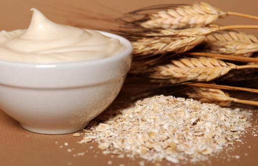 An oatmeal lotion can help soothe skin after plucking armpits.