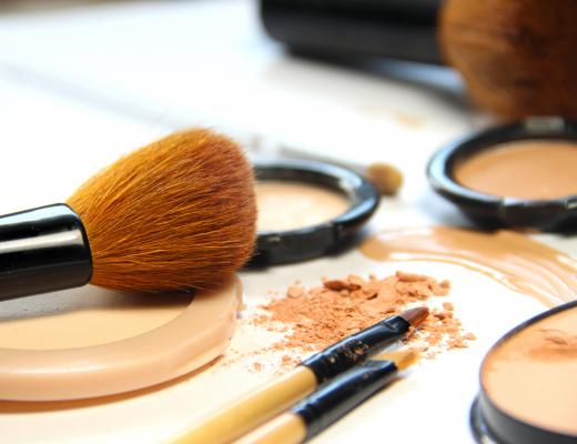 Face powder may be used in conjunction with liquid foundation.