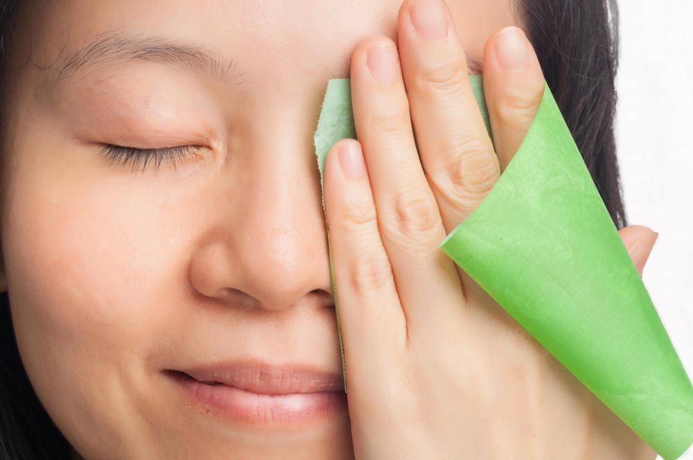 What is Body Oil? (with pictures)